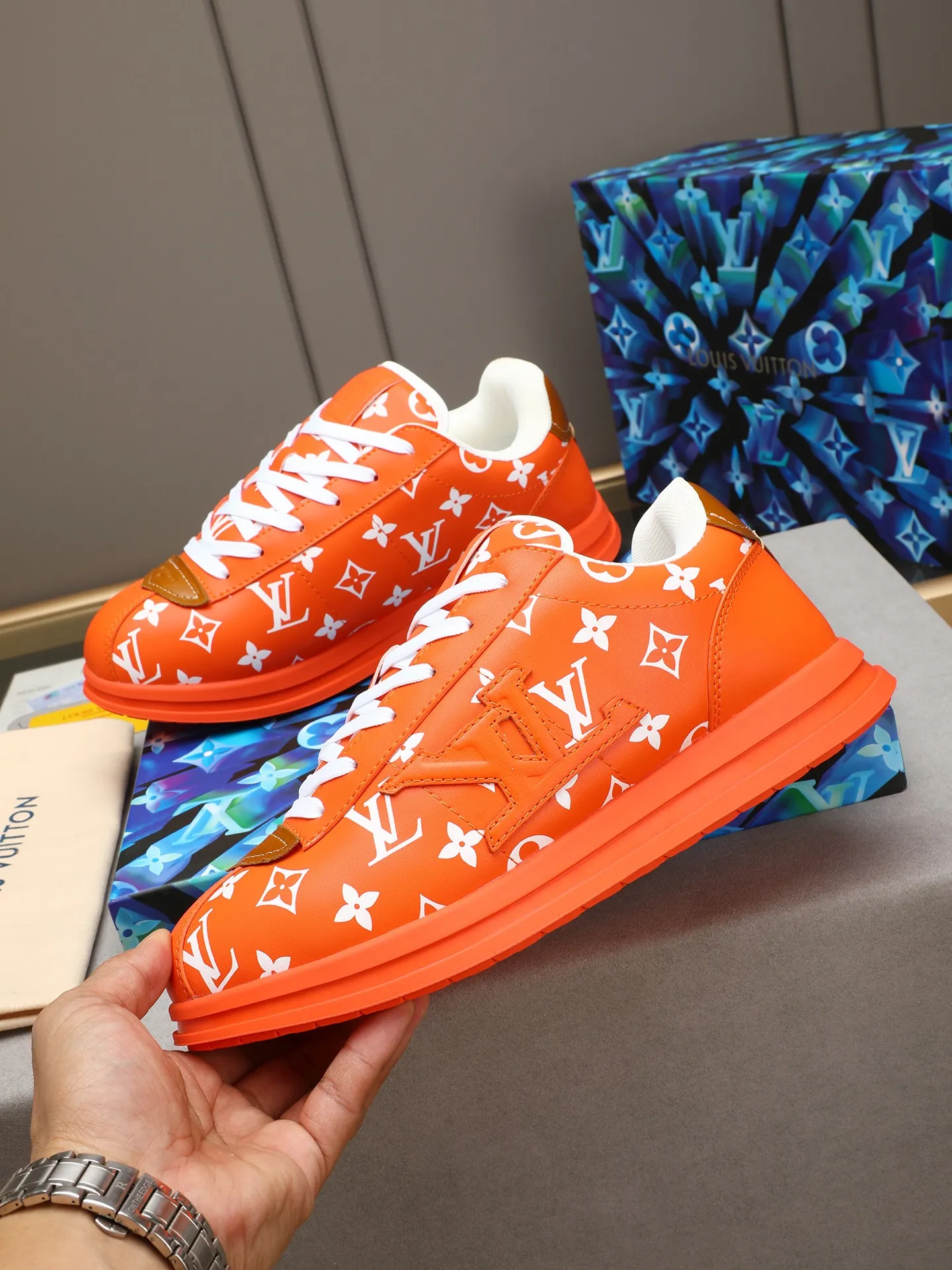 Men's Men's Shoes 💰500 LV Louis Vuitton L Jialu Brand Runner Tatic Series Thick-soled Casual Sports Shoes Running Shoes Original purchase, development, production This LV Runner Tatic sports shoe combines technical materials such as mesh fabric and ribbons to interpret the inspiration of traditional mountaineering shoes. LV letters are written on one side, the lariat buckle of the quick lacing system is embellished with Monogram flowers and Louis Vuitton logos, and the light and wear-resistant rubber outsole completes the whole. ▪️Fabric: Original imported cowhide + mesh ▪️Inner lining: Original customized breathable mesh ▪️Sole: Original open-molded anti-slip rubber combination material ▪️Size: Men's 40-44 (45 46 customized)
